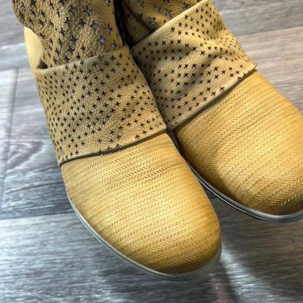 MJUS Stylish Tan Ankle Boots woman’s size 40 (s34)